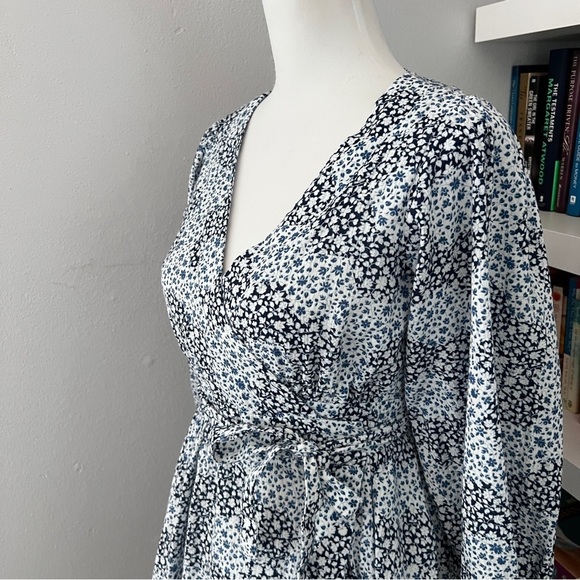 Madewell Blue & White Crinkle Wrap Mini Dress in Quilted Floral Sz 2 - Picture 6 of 16